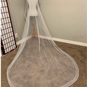 NEVER WORN: Wedding Veil (Horsehair Edge, Ivory, Single Tier)